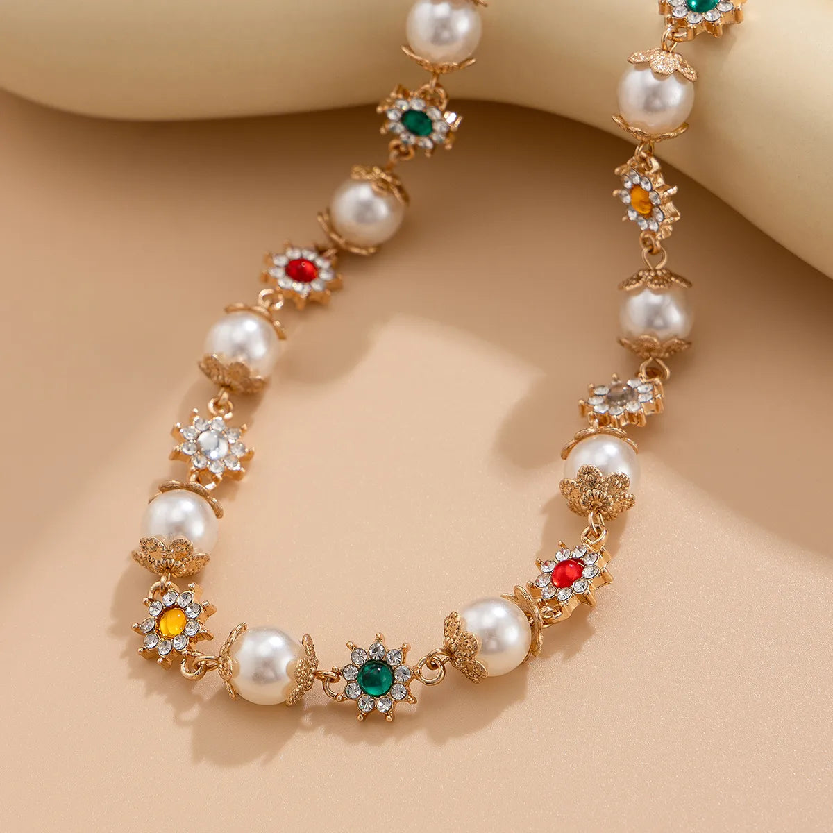 Colored Diamond-embedded Small Flower Pearl Necklace