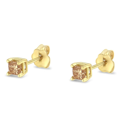 Boucles d'oreilles clous solitaire en diamant taille princesse monture 4 griffes en or jaune 14k certifiées IGI (Couleur L-M, Clarté I1-I2)