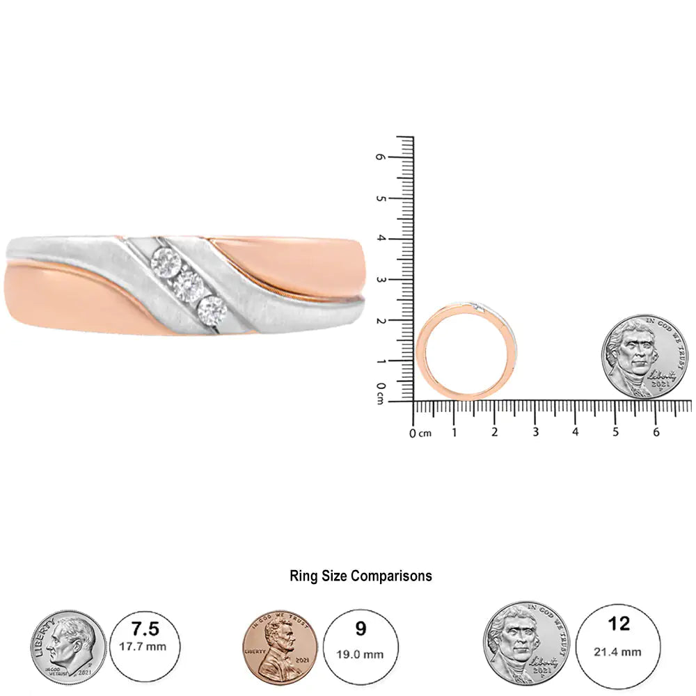 Anel Masculino com Acabamento Fosco em Ouro Branco e Rosé 10K com 1/10 Cttw de 3 Pedras em Ajuste de Tensão Inclinado (Cor I-J, Clareza I2-I3)