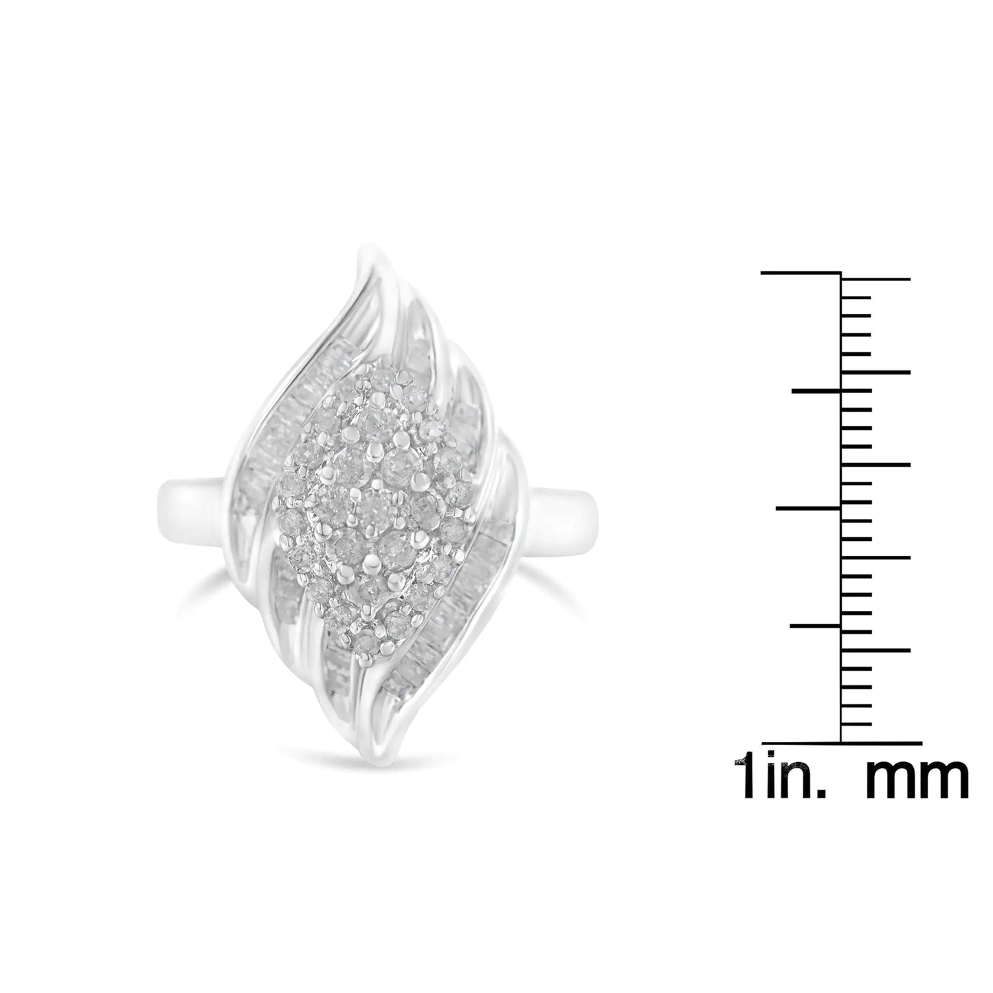 Anel de Coquetel .925 em Prata de Lei com ¾ Cttw de Diamantes Redondos e em Baguette em Cluster Degrau Cascata (Cor I-J, Clareza I2-I3)