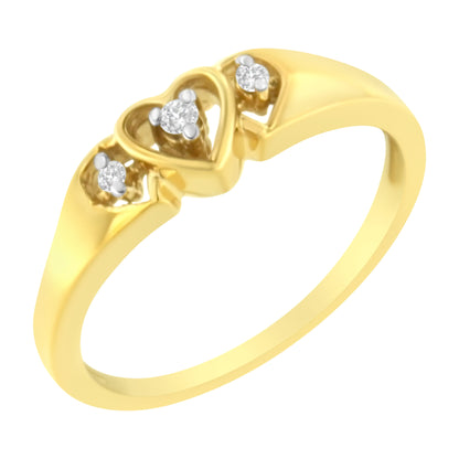 Anel de Diamante Triplo Coração em Ouro Amarelo 10KT com 1/20 cttw (K-L, I1-I2)