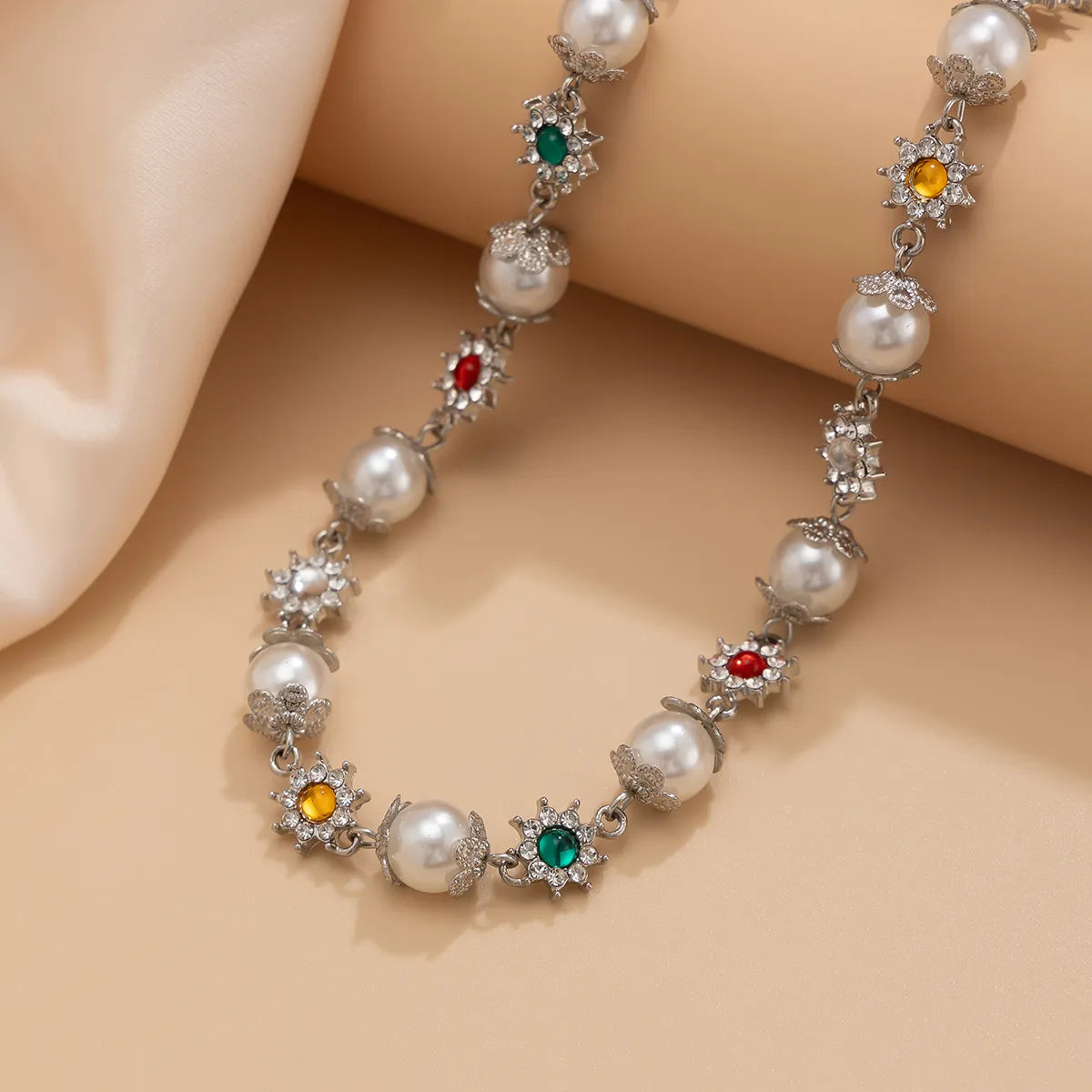 Colored Diamond-embedded Small Flower Pearl Necklace