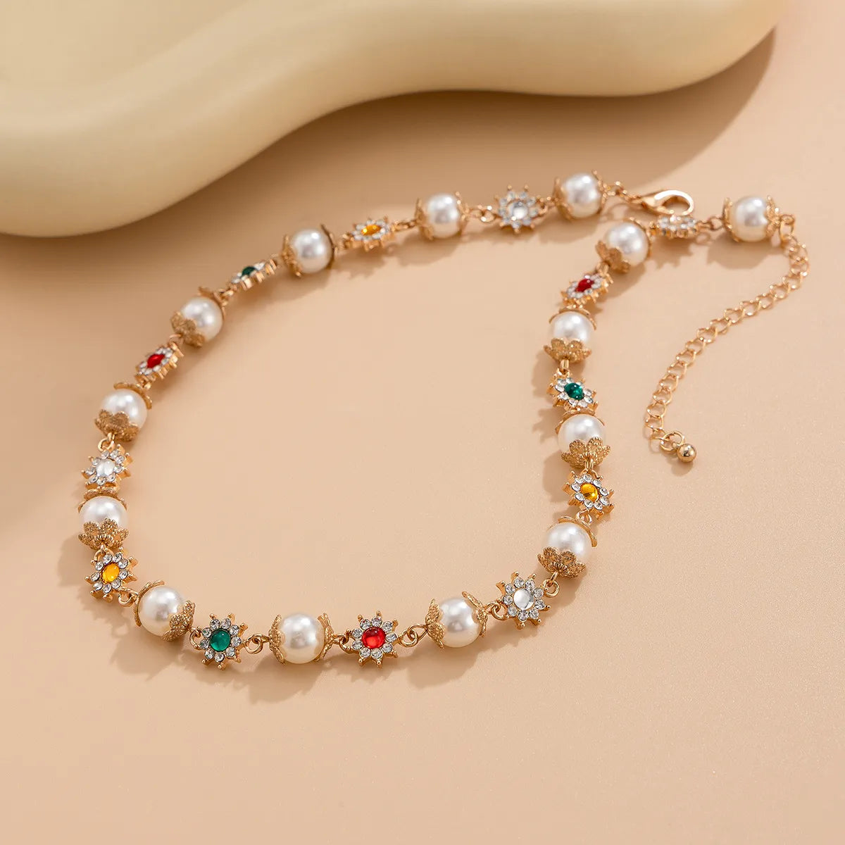 Colored Diamond-embedded Small Flower Pearl Necklace