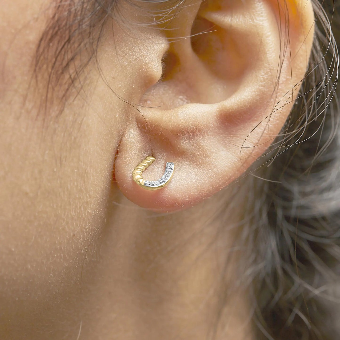 Aretes de Estudio de Oro Amarillo de 14K con Diamantes de 1/10 Cttw y Diseño Trenzado de Herradura (Color I-J, Claridad I1-I2)